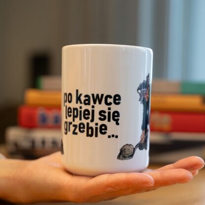 Kubek duży (440 ml) - Po kawce lepiej się grzebie (Jakub Wędrowycz) - obrazek 3