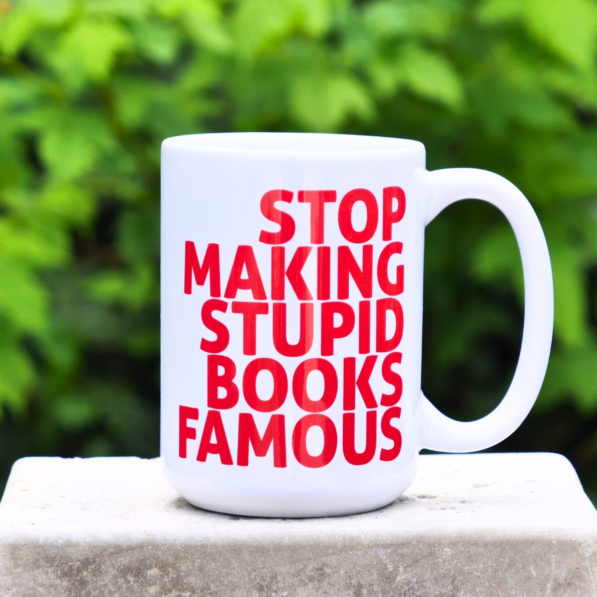 Kubek duży (440 ml) - Stop Making Stupid Books Famous - obrazek 2